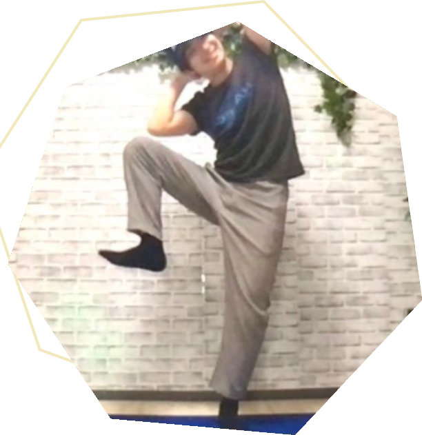 トレーナーが動きの手本を見せているところ